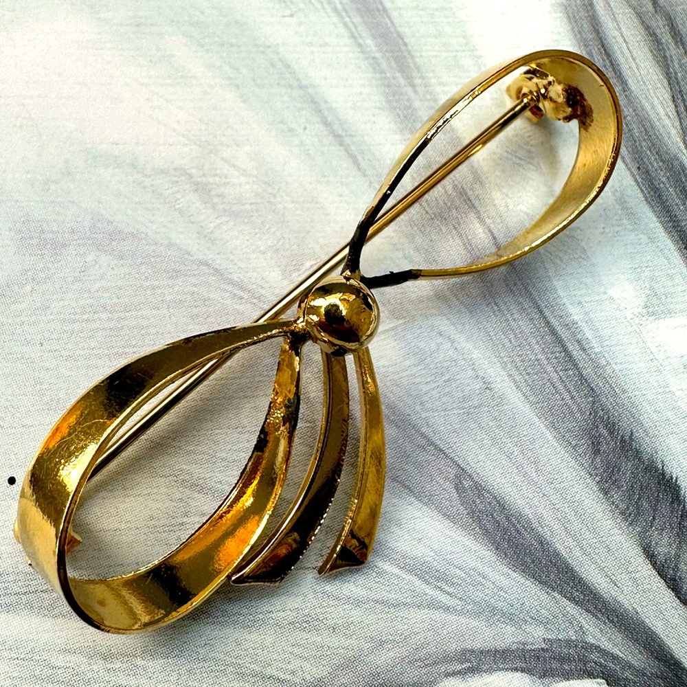 Vintage gold bow tie gold tone pin brooch
